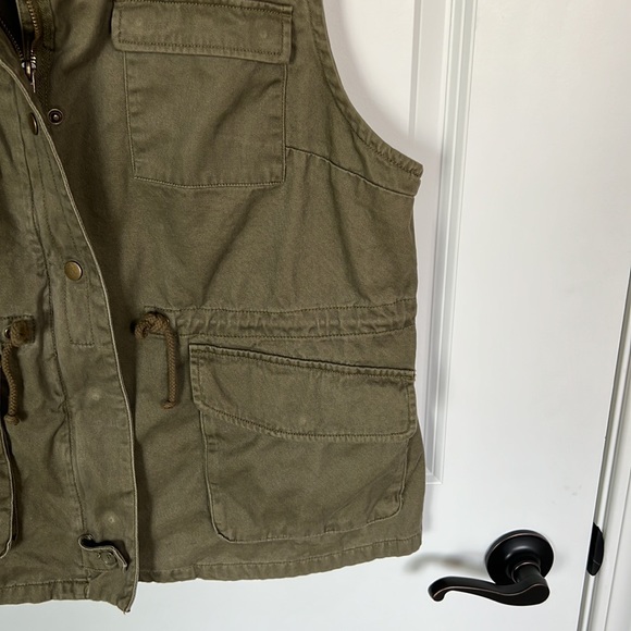 Per Se Women’s Army Green Utility Vest. - Picture 3 of 5